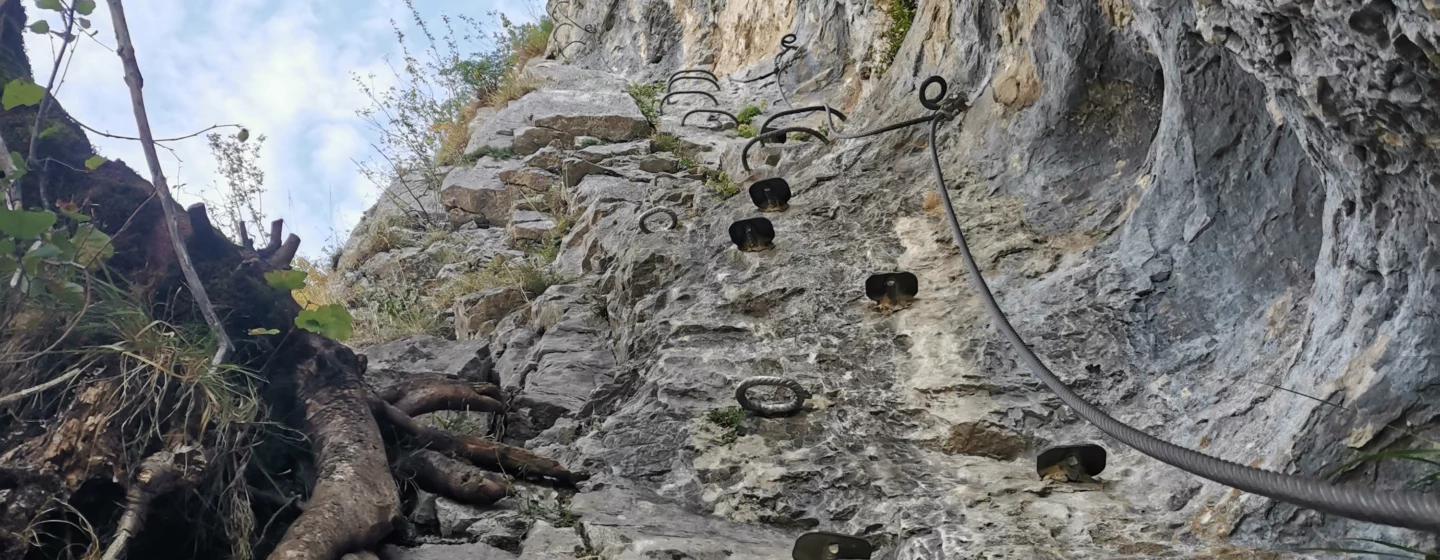 Sécurité en via ferrata - clippage et vérification du matériel