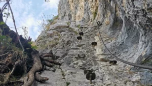 Sécurité en via ferrata - clippage et vérification du matériel