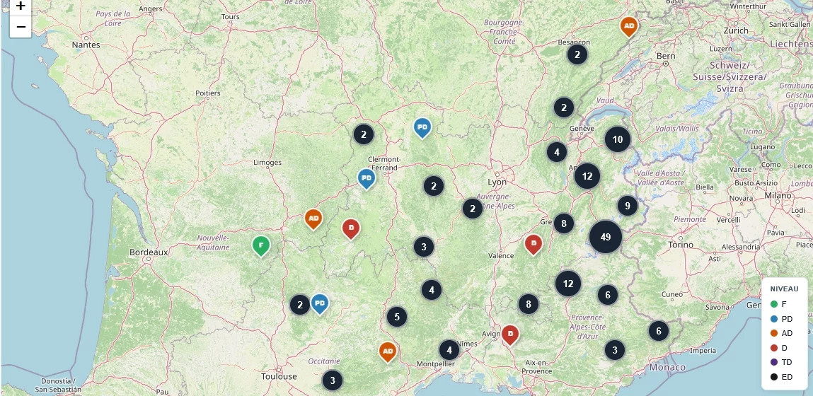Carte interactive des via ferratas de France avec markers colorés par niveau de difficulté