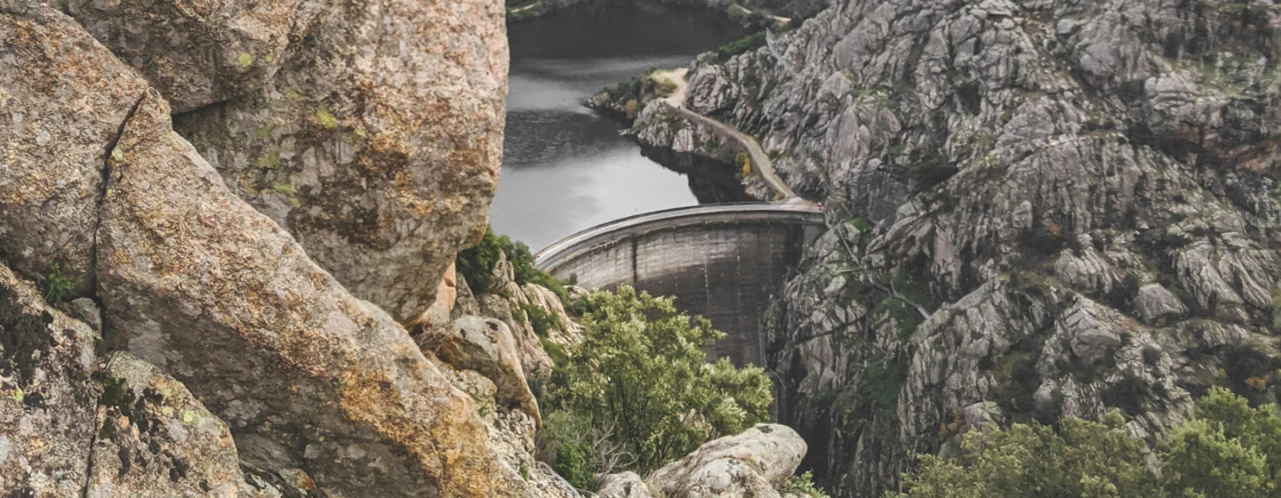 Paysage sur la via ferrata de Tolla en Corse, au-dessus du lac et du barrage du Prunelli