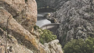 Paysage sur la via ferrata de Tolla en Corse, au-dessus du lac et du barrage du Prunelli