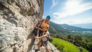 Parent aidant son enfant équipé d'un casque et d'un baudrier sur une via ferrata familiale