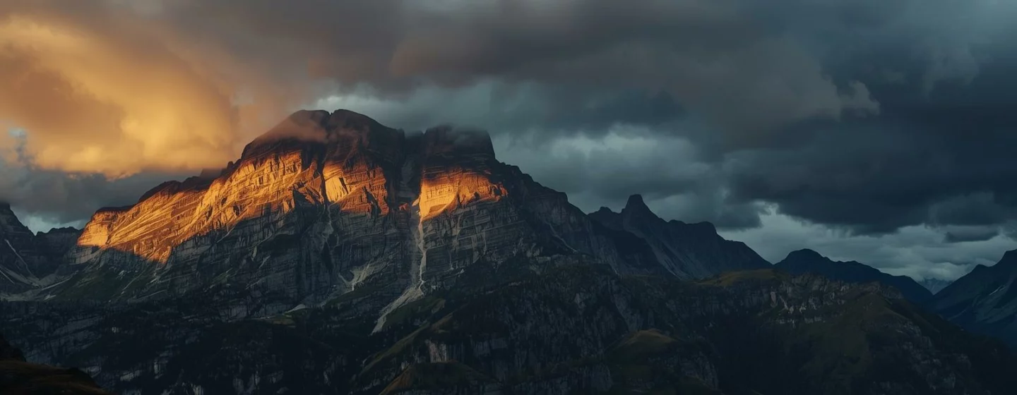 Grimpeur sur câble de via ferrata avec ciel d'orage menaçant en arrière-plan
