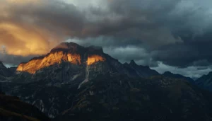 Grimpeur sur câble de via ferrata avec ciel d'orage menaçant en arrière-plan