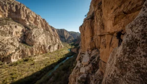 Via ferrata dans les gorges du sud Massif central, parois calcaires et rivière en contrebas